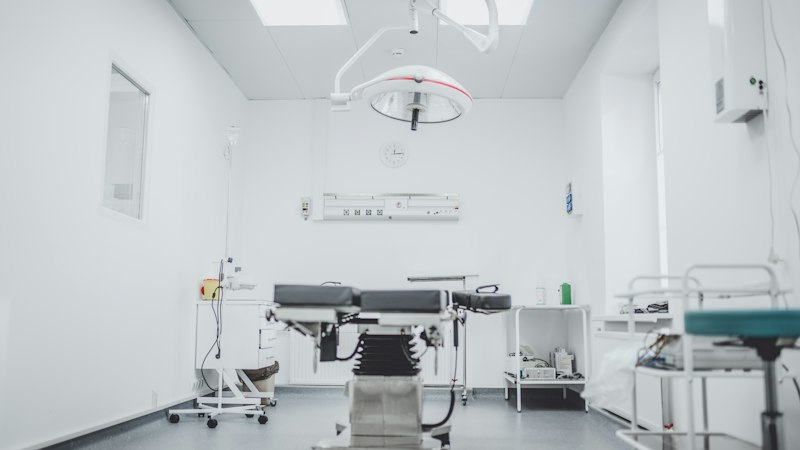 Erfahrenes OP-Team bei der Vorbereitung eines ambulanten Eingriffs